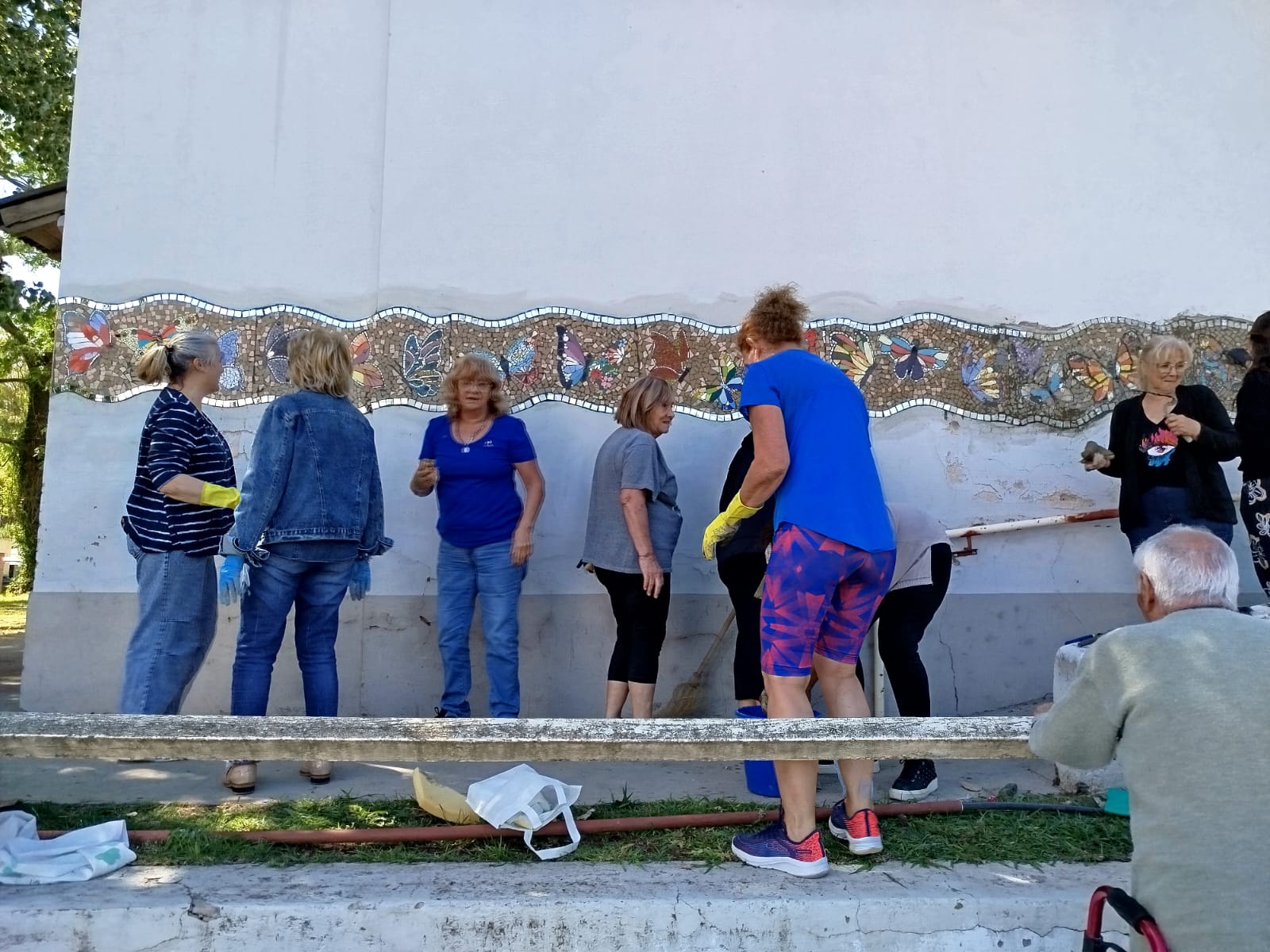 TALLER DE MOSAIQUISMO EN EL HOGAR DE ANCIANOS